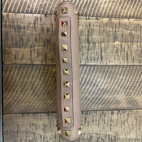 ROCKSTUD GRAINY CALFSKIN WALLET WITH CHAIN STRAP - Picture 6 of 10